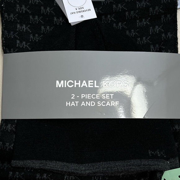 NWT - Michael Kors Reversible Beanie & Logo Scarf Set - Picture 2 of 6
